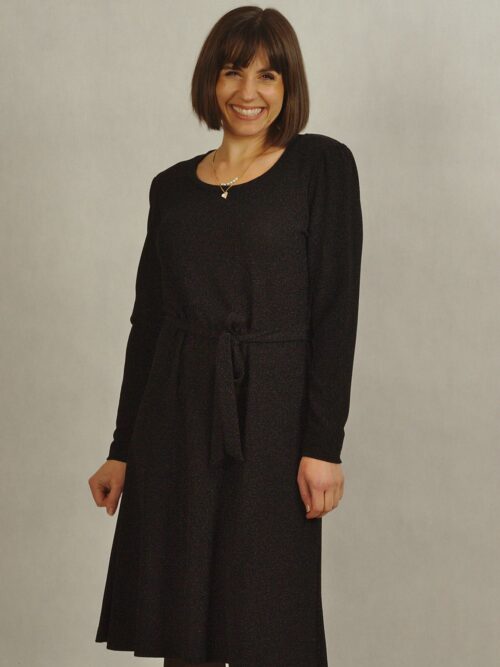 Elegancka czarna sukienka z brokatem i paskiem w talii /595/