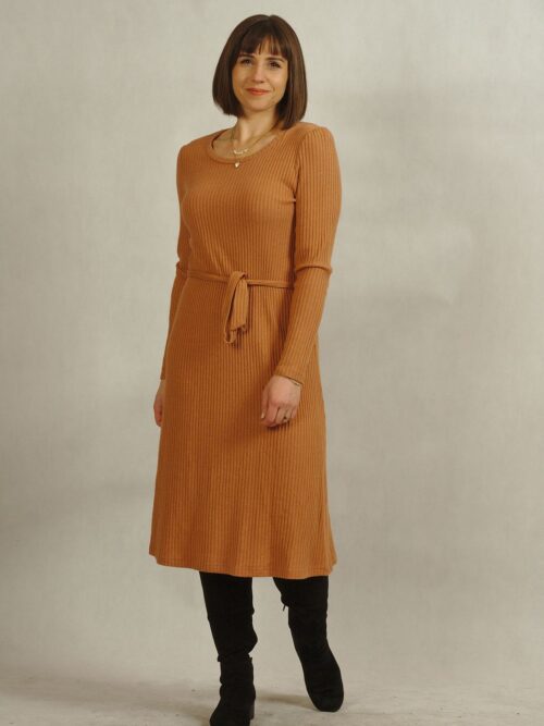 Ciepła sukienka w prążki z paskiem kamelowa /596/