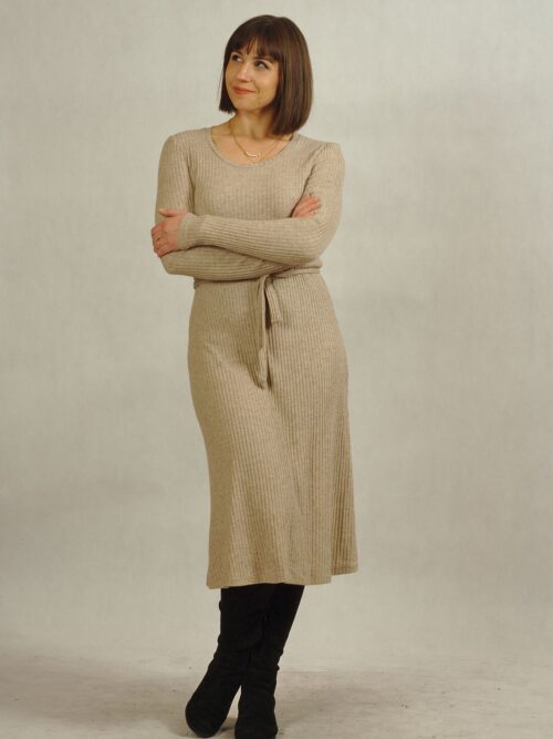 Ciepła sukienka w prążki z paskiem beżowa z długim rękawem duże rozmiary /596/