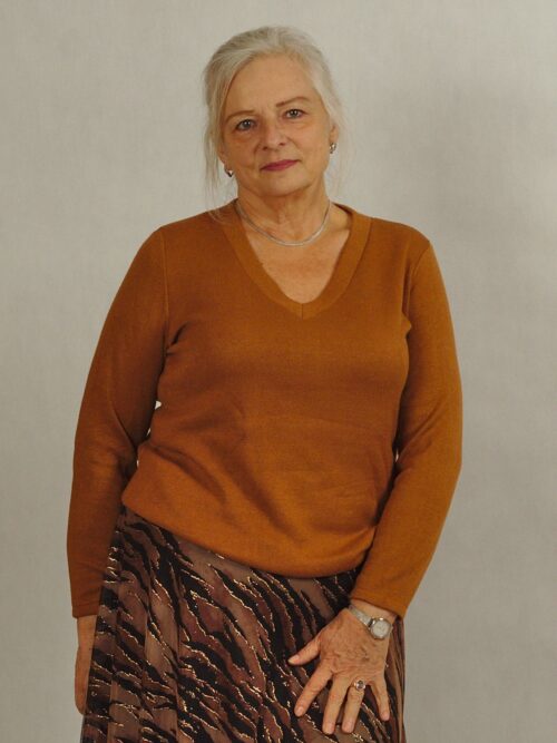 Sweterek jednobarwny w kolorze kamelowym z dekoltem w serek /656/ - 4XL