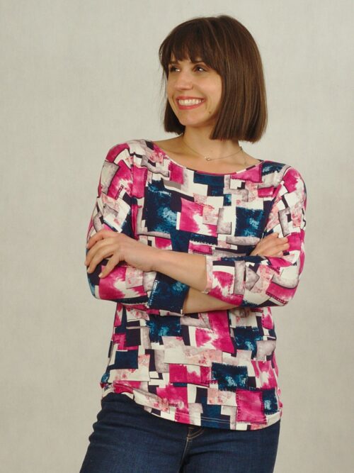 Dzianinowa bluzka z rękawem 3/4 we wzory z różem /716/