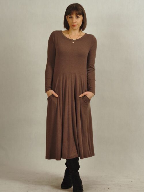 Brązowa ciepła sukienka z kieszeniami plus size /722/