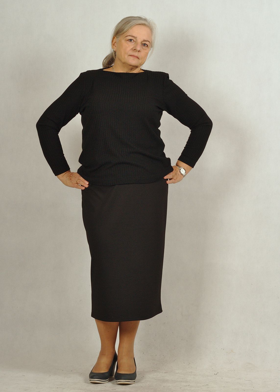 Czarna prosta dzianinowa spódnica midi /111/