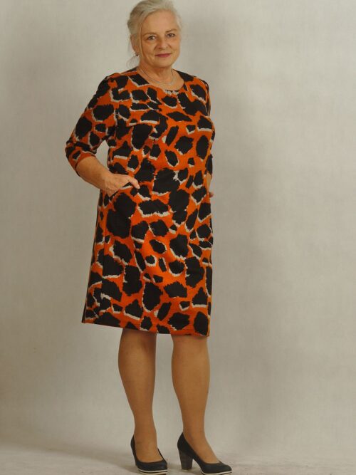 Sukienka czarna z dzianiny w pomarańczową panterę z kieszeniami plus size /674/