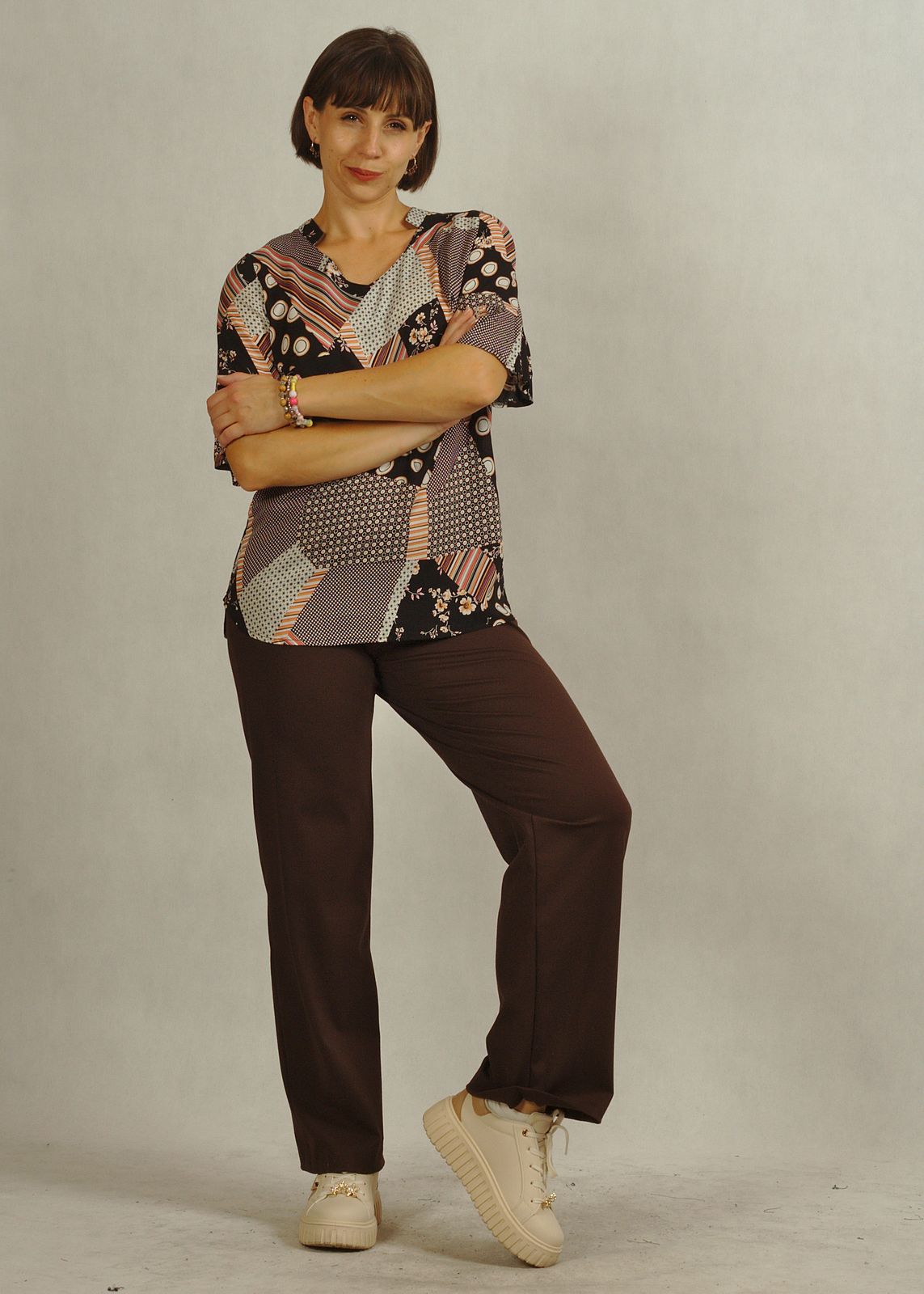 Czarna wiskozowa bluzka z krótkim ozdobnym rękawem patchwork /770/