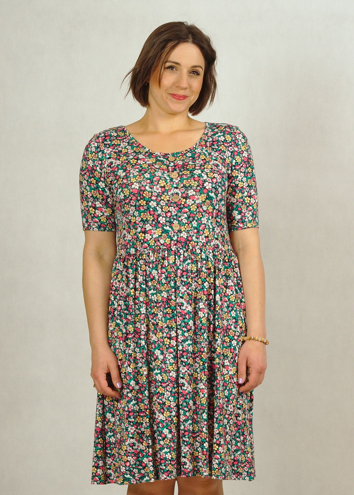 Sukienka z dzianiny w różowe kwiatki z guzikami plus size /685/