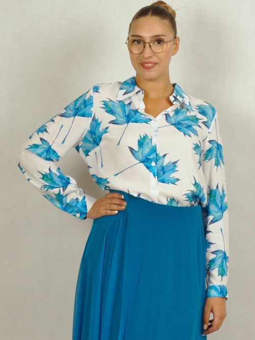 Biała koszula z wiskozy z długim rękawem w niebieskie liście /790/