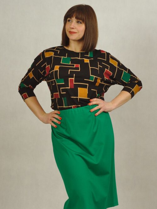 Czarna dzianinowa bluzka we wzory z rękawem typu kimono /716/