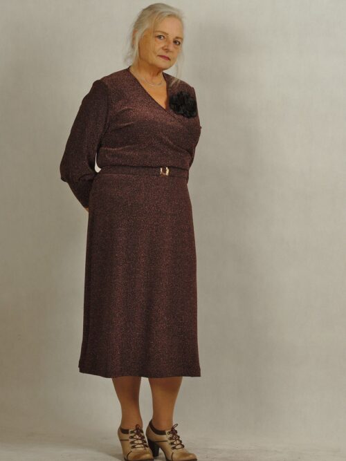 Sukienka błyszcząca brązowa z przekładanym dekoltem /814/