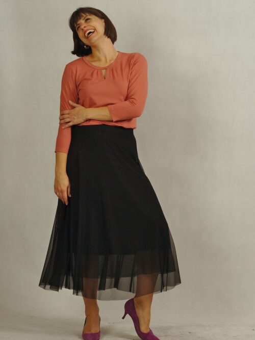 Dzianinowa bluzka z łezką przy dekolcie w kolorze ceglanym /507/