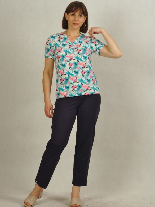 Dzianinowa jasna bluzka z krótkim rękawem w turkusowe kwiaty /854/