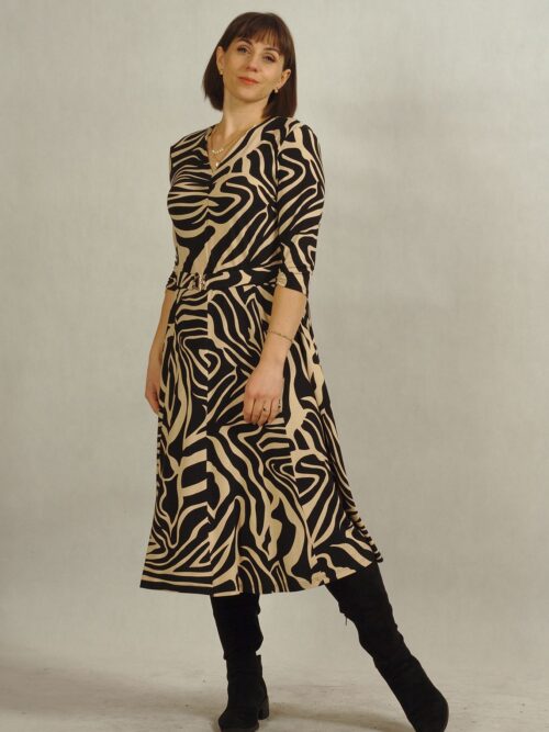 Sukienka z dzianiny z dekoltem w serek i paskiem beżowa w czarne wzory /850/