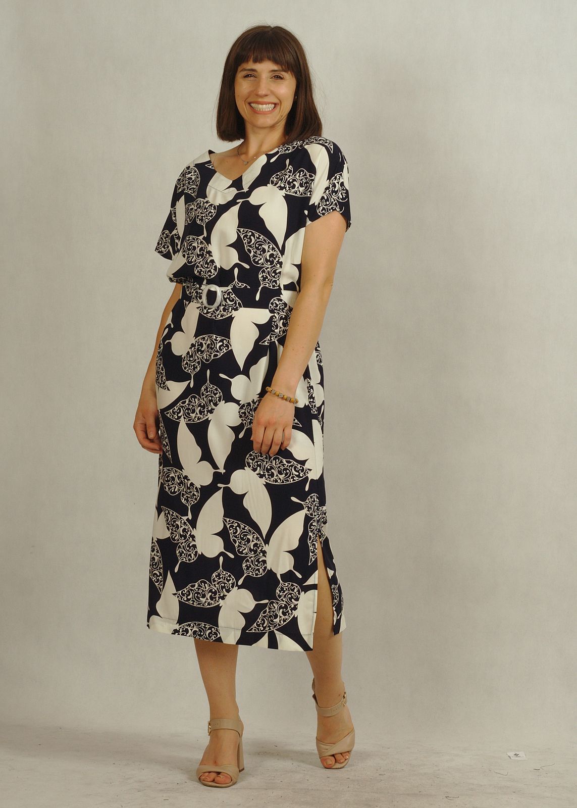 Tkaninowa sukienka z kimonowym rękawkiem i paskiem - granatowa w motyle /849/