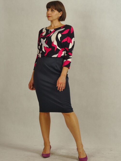 Granatowa dzianinowa bluzka w różowe wzory z rękawem typu kimono /716/