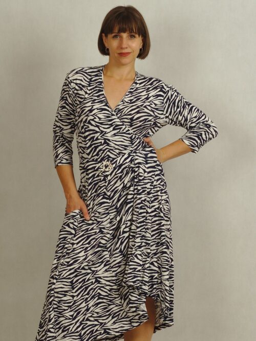 Sukienka midi z kopertowym dekoltem granatowo-biała zebra z połyskiem  /757/