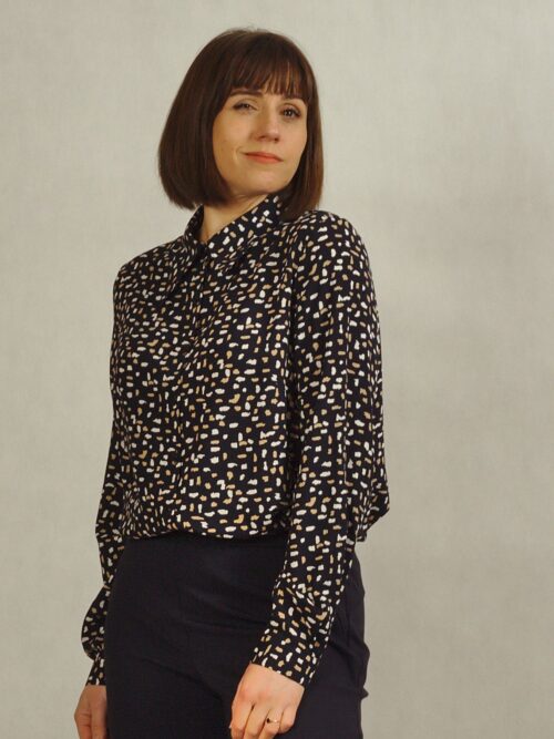 Granatowa koszula z wiskozy z długim rękawem w drobne wzory /790/