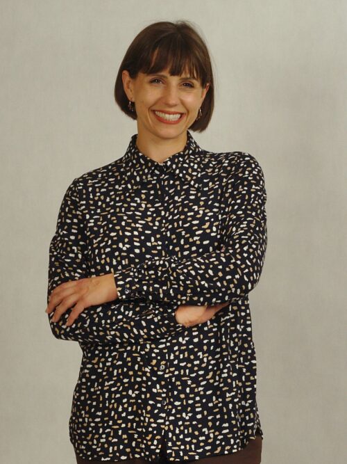 Granatowa koszula z wiskozy z długim rękawem w drobne wzory /790/