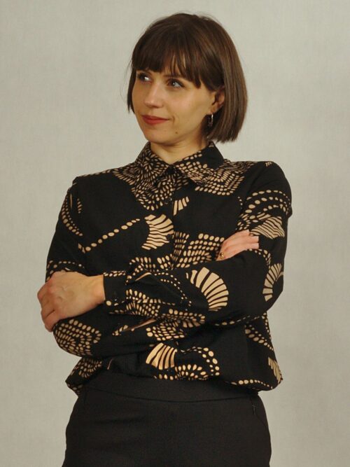 Czarna koszula z wiskozy z długim rękawem w beżowe wzory /790/