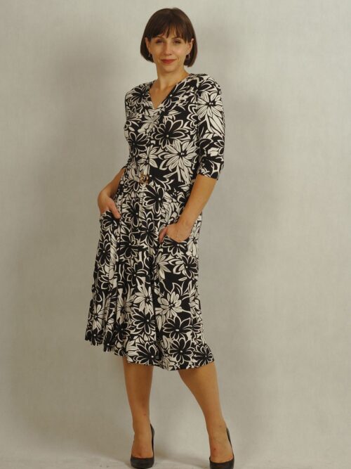 Czarno-biała sukienka w kwiaty z dekoltem w serek i paskiem/850/