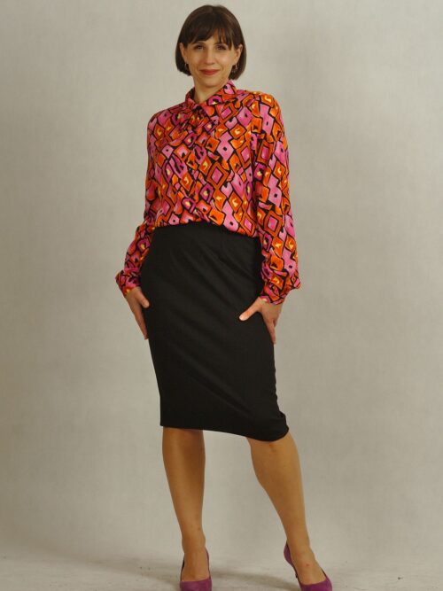 Czerwona koszula z wiskozy satynowej w różowe wzory /864/