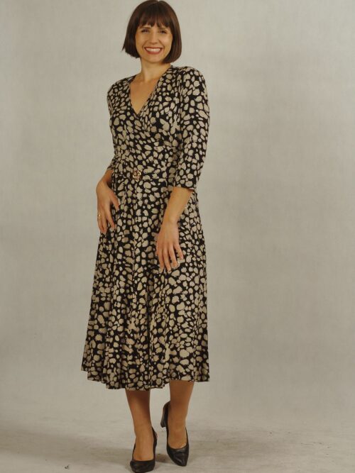 Sukienka midi z kopertowym dekoltem czarna w beżowe wzorki z połyskiem  /757/