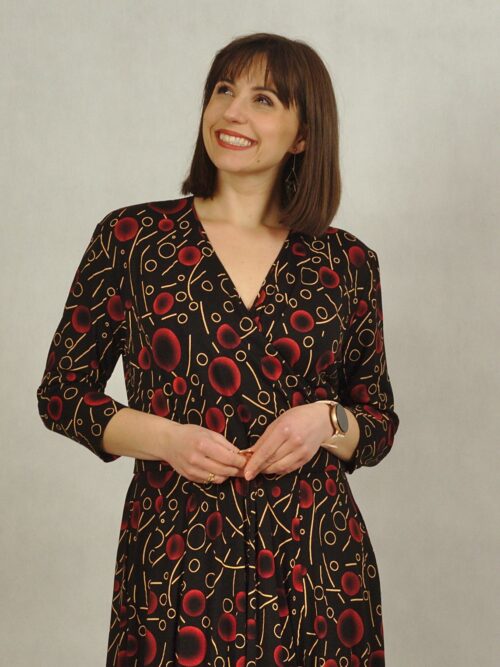 Sukienka midi z kopertowym dekoltem czarna w bordowe wzory /757/