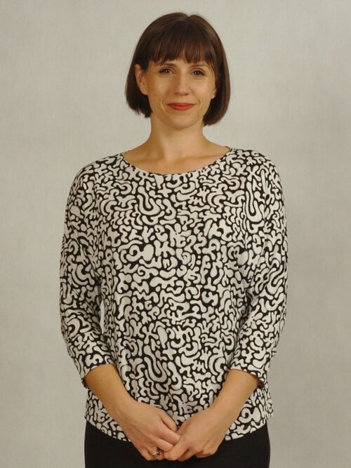 Biała dzianinowa bluzka w czarne wzorki z połyskiem z rękawem typu kimono /716/