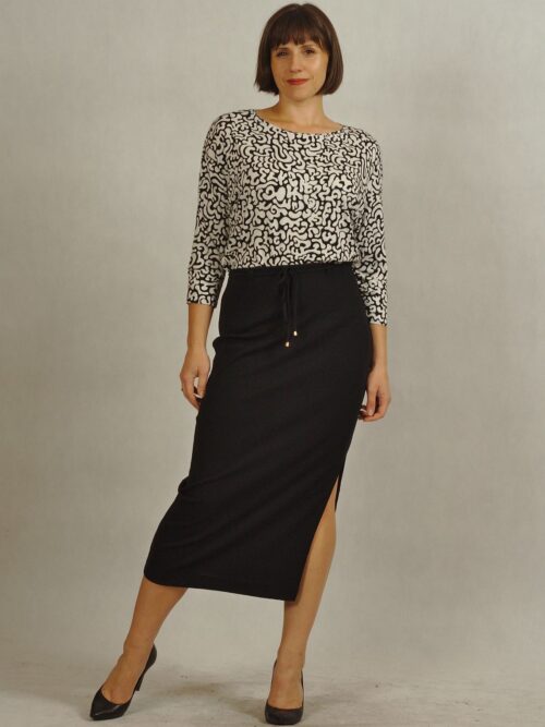 Biała dzianinowa bluzka w czarne wzorki z połyskiem z rękawem typu kimono /716/