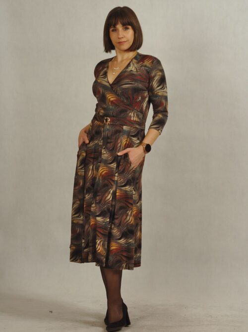 Sukienka z kopertowym dekoltem i paskiem w brązowe wzory /757/