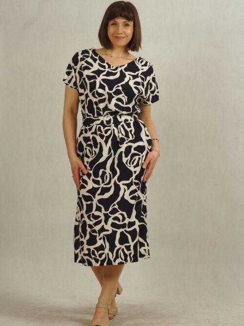 Tkaninowa sukienka z kimonowym rękawkiem i paskiem - granatowa w białe wzory /849/