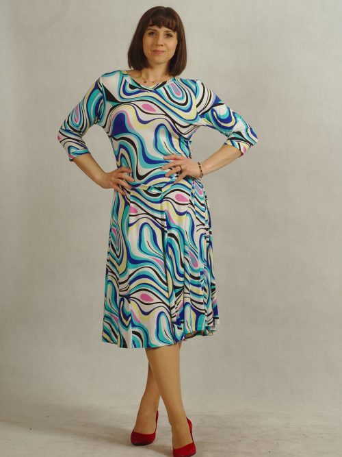 Biała sukienka z obniżoną talią w niebieskie wzory /616/