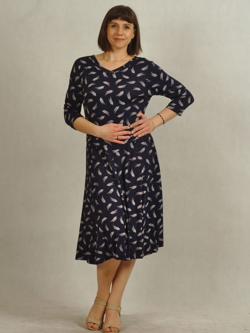 Granatowa sukienka z obniżoną talią w białe wzorki/616/
