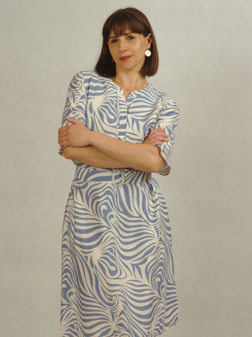 Elegancka sukienka ecru w błękitne wzory z paskiem /841/