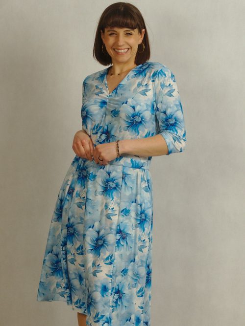 Błękitna sukienka kwiaty z dekoltem w serek i paskiem/850/