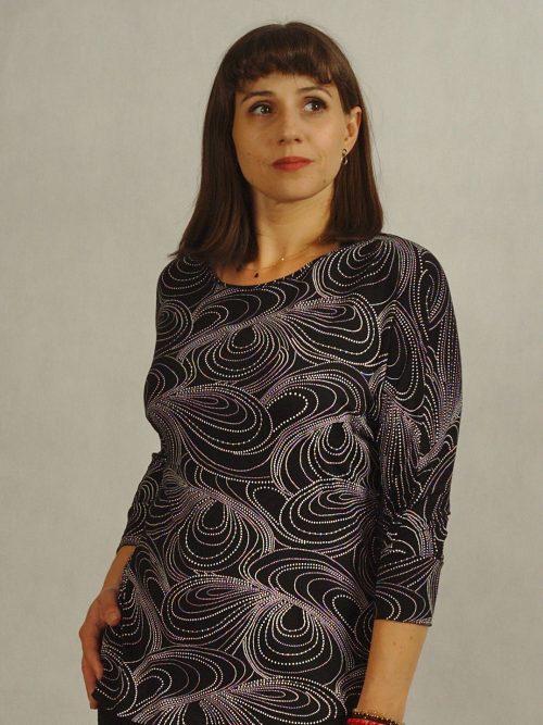 Czarna dzianinowa bluzka w biały druk z rękawem kimono /716/